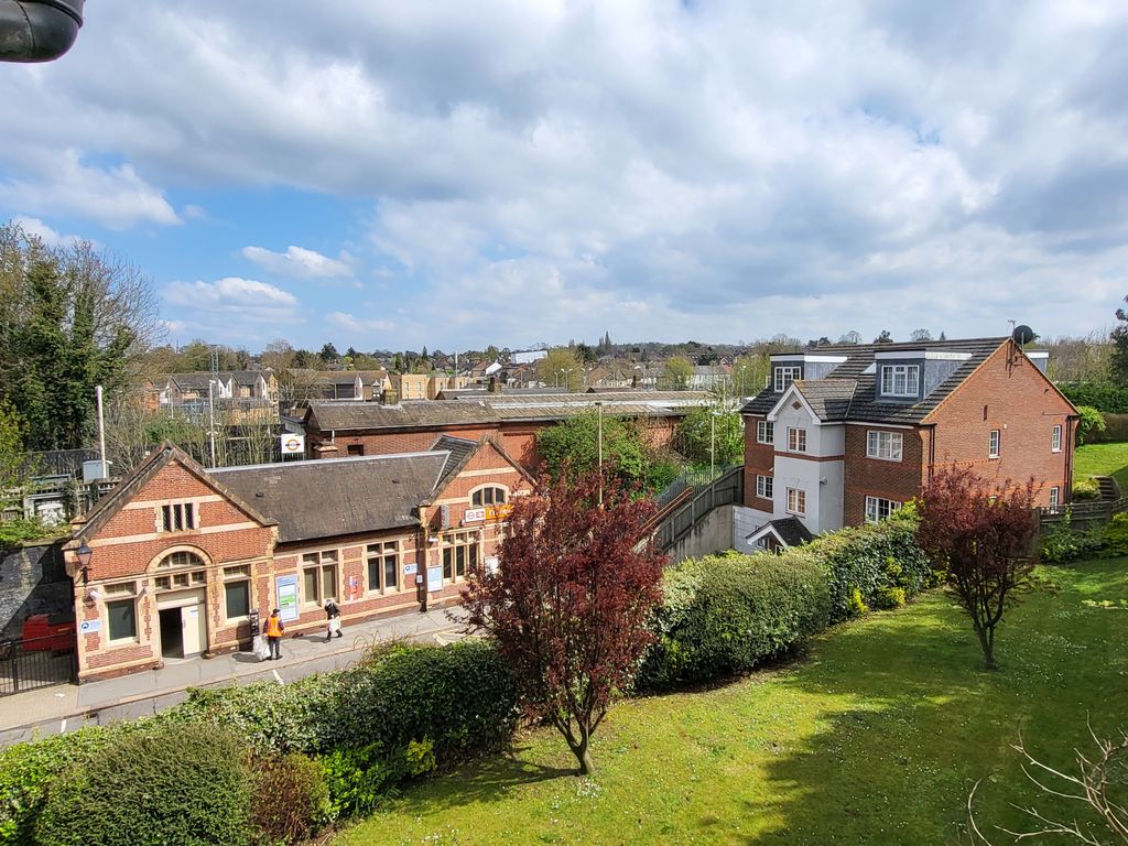 2 bed penthouse for sale in Eastbury Road, Oxhey, Watford WD19, £