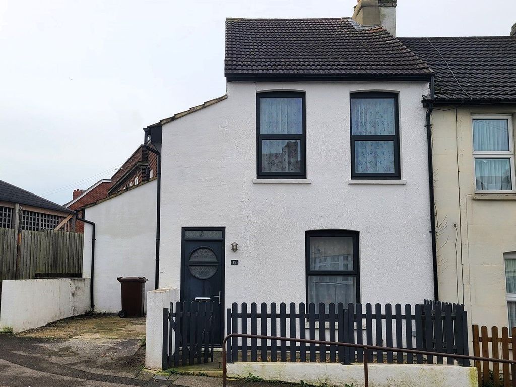 2 bed end terrace house for sale in Cookham Hill, Borstal, Rochester