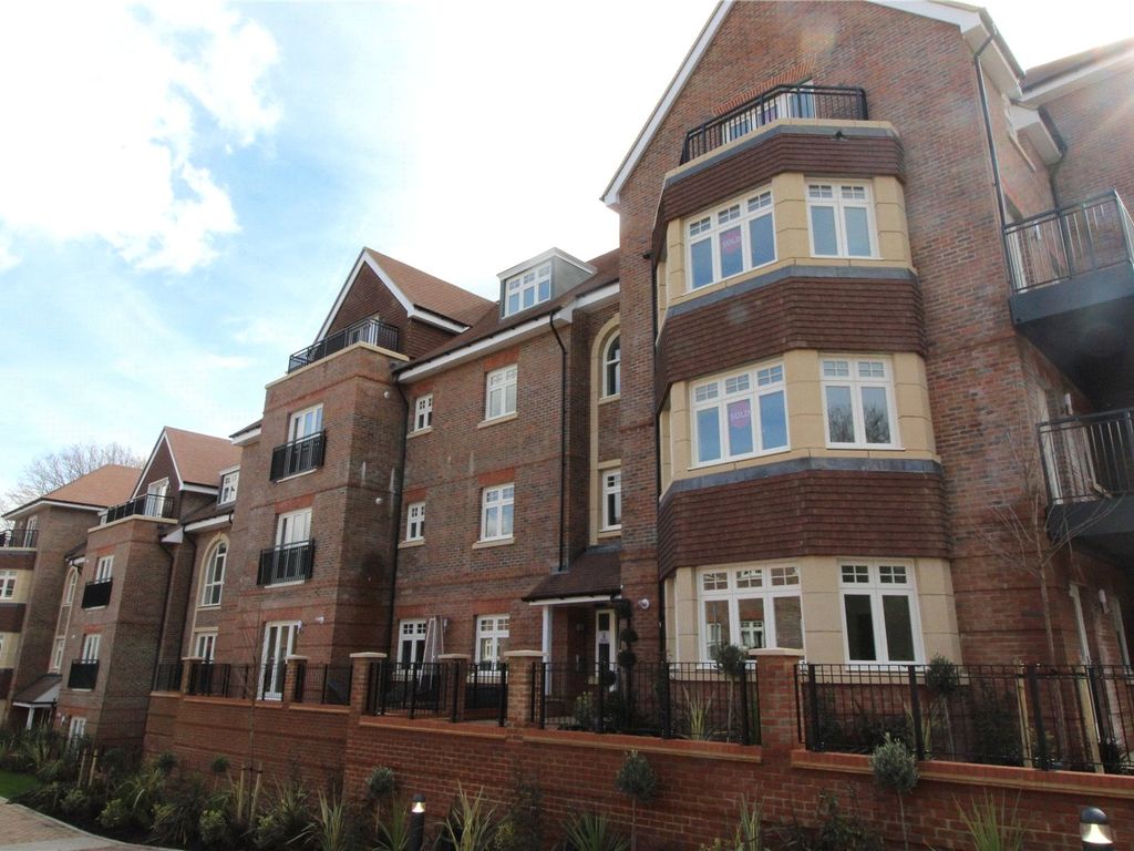 2 bed flat to rent in Kestrel Close, Shenfield CM15, £1,900 pcm Zoopla