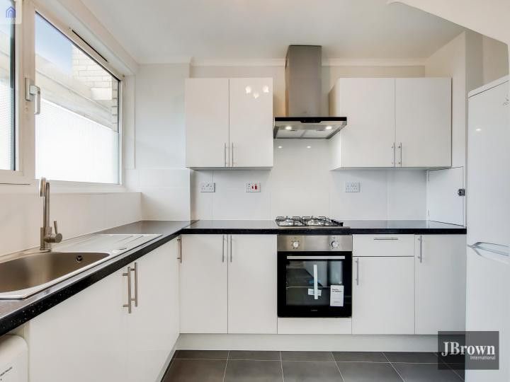2 bed flat to rent in West Kensington, London W14, £2,100 pcm Zoopla
