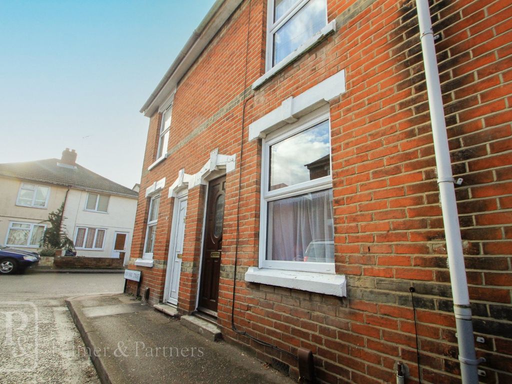 3 bed terraced house to rent in New Park Street, Colchester, Essex CO1