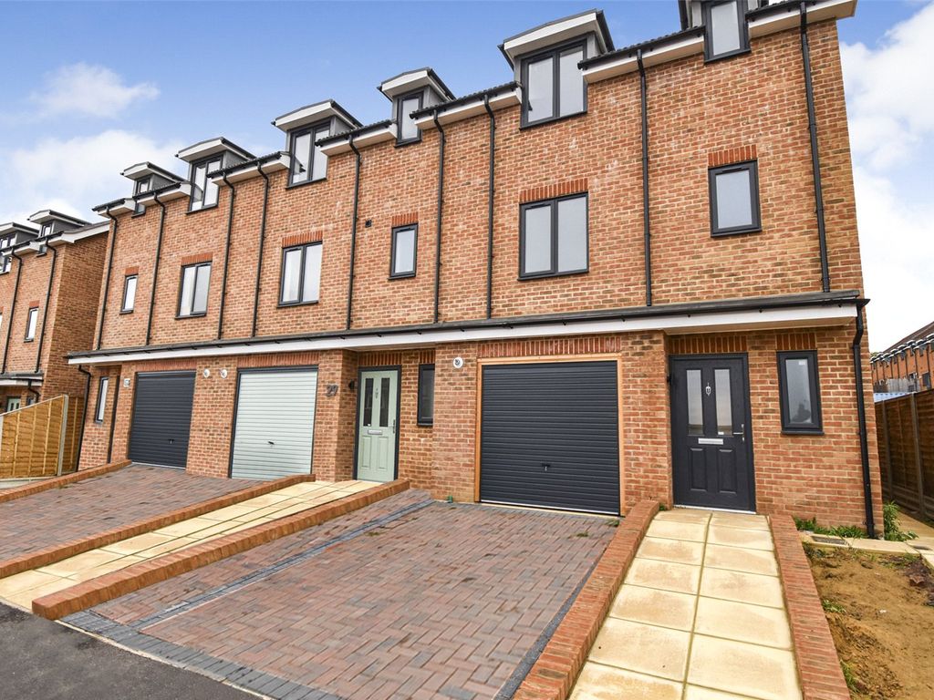 3 bed end terrace house for sale in Mount Pleasant Road, Aldershot