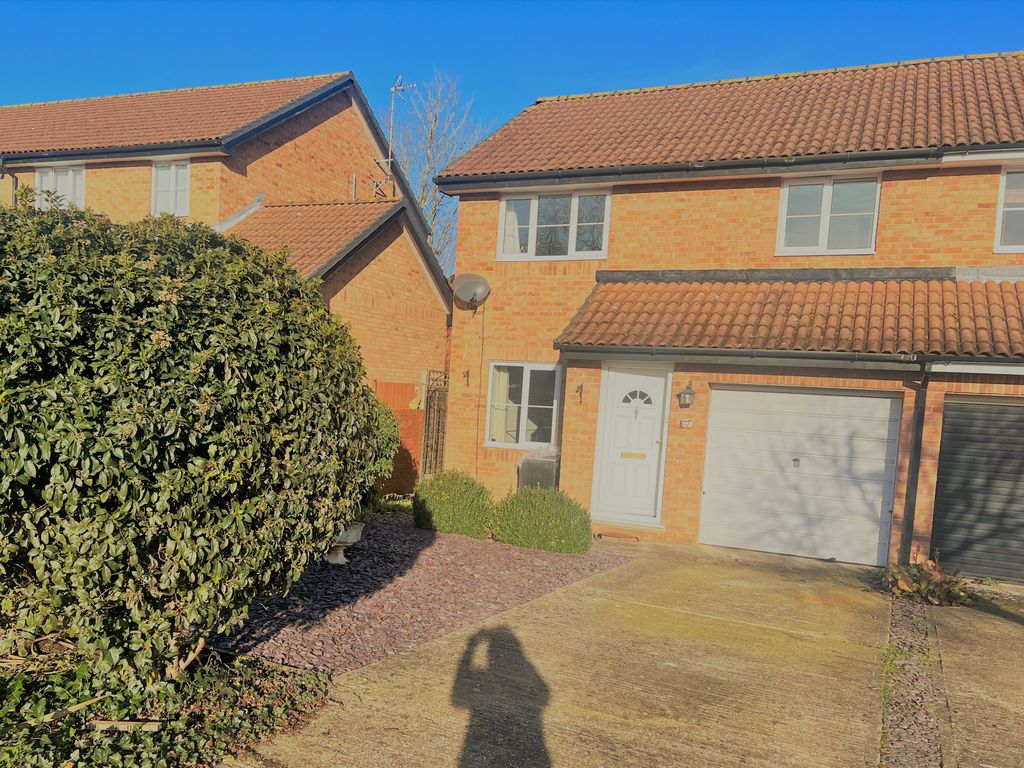 3 bed semidetached house to rent in Burgess Gardens, Newport Pagnell