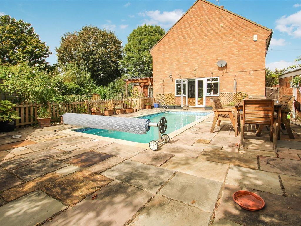 4 bed semidetached house for sale in Ongar Road, Pilgrims Hatch