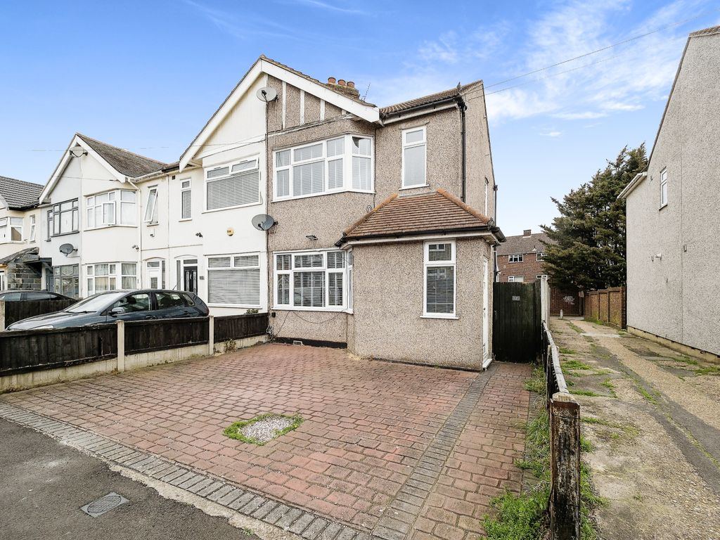3 bed end terrace house for sale in Hawthorn Avenue, Rainham RM13 Zoopla