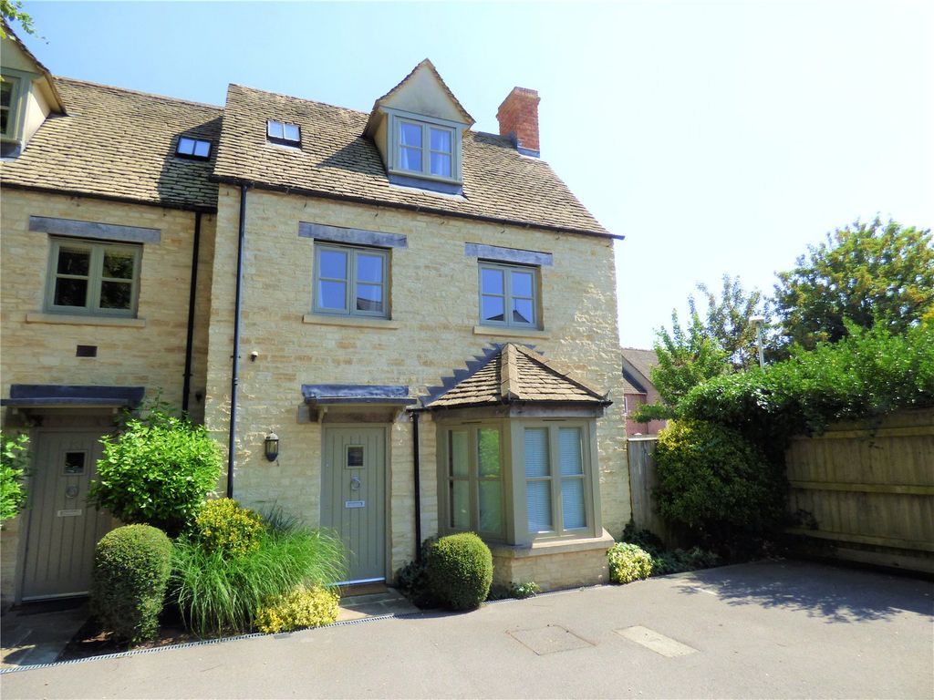 3 bed end terrace house for sale in Querns Lane, Cirencester