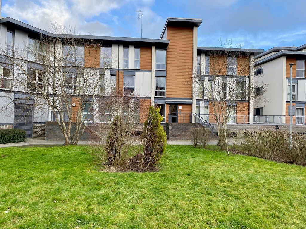 2 bed flat to rent in Commonwealth Drive, Crawley RH10 Zoopla