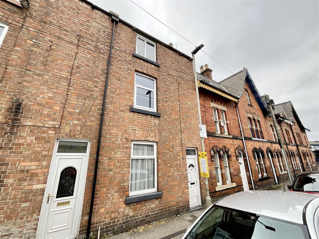 3 bed property for sale in Trafalgar Street West, Scarborough YO12, £