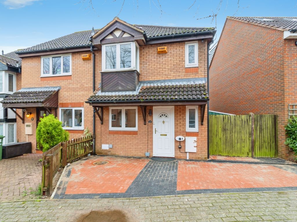 3 bed end terrace house for sale in Lynmouth Crescent, Furzton, Milton