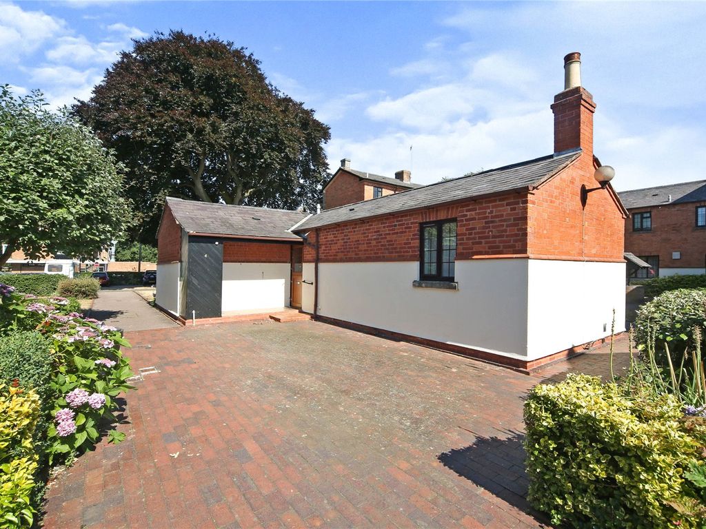 2 bed bungalow for sale in Kinwarton Road, Alcester, Warwickshire B49