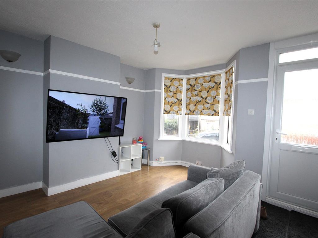 2 bed terraced house to rent in Beacon Hill, Chatham ME5, £1,100 pcm