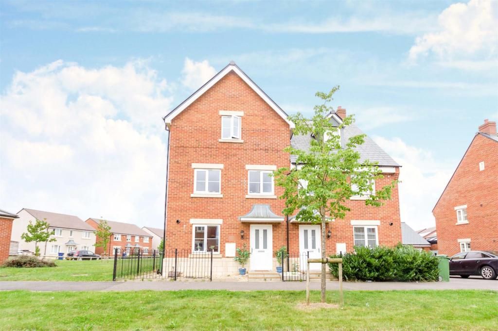 4 bed semidetached house for sale in Vale Road, Cleeve