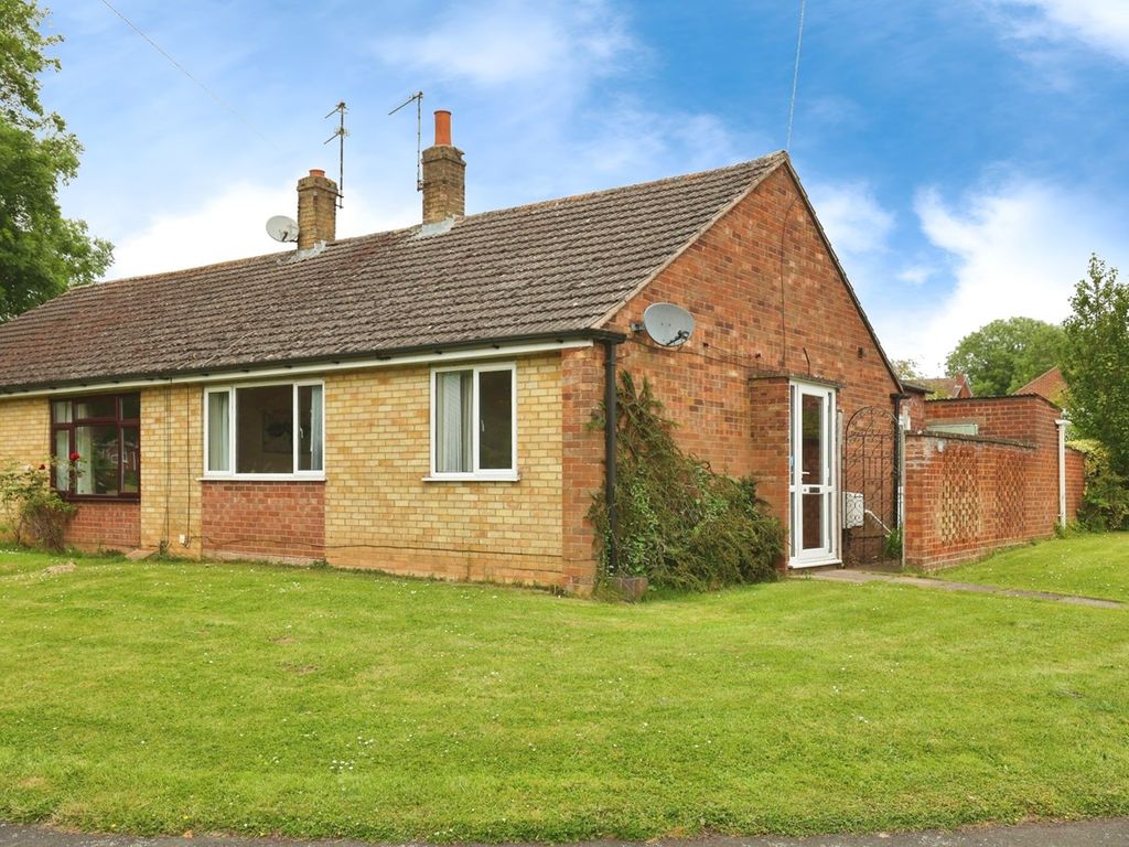 2 bed semidetached bungalow for sale in Hill Crescent, Stretton On