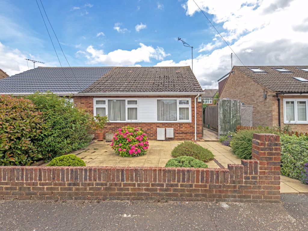 2 bed bungalow for sale in Hawthorn Close, Hampton TW12 Zoopla