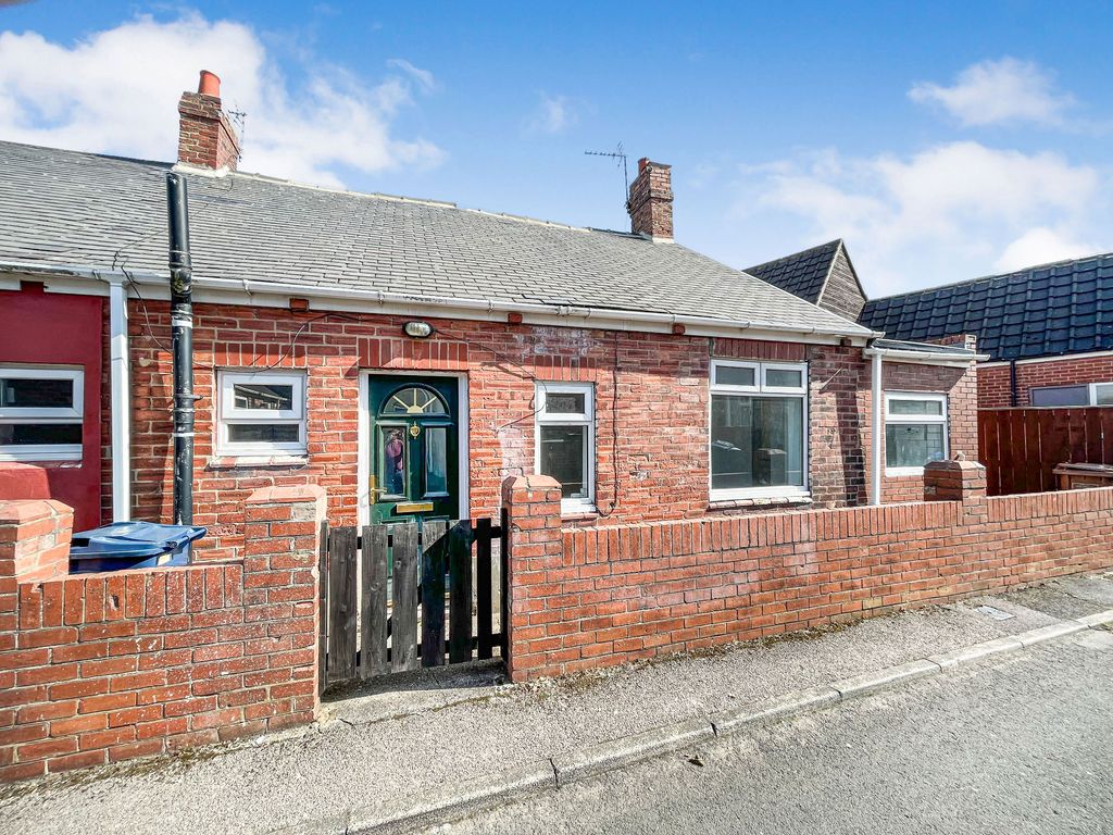 2 bed bungalow for sale in Back Coronation Terrace, HettonLeHole