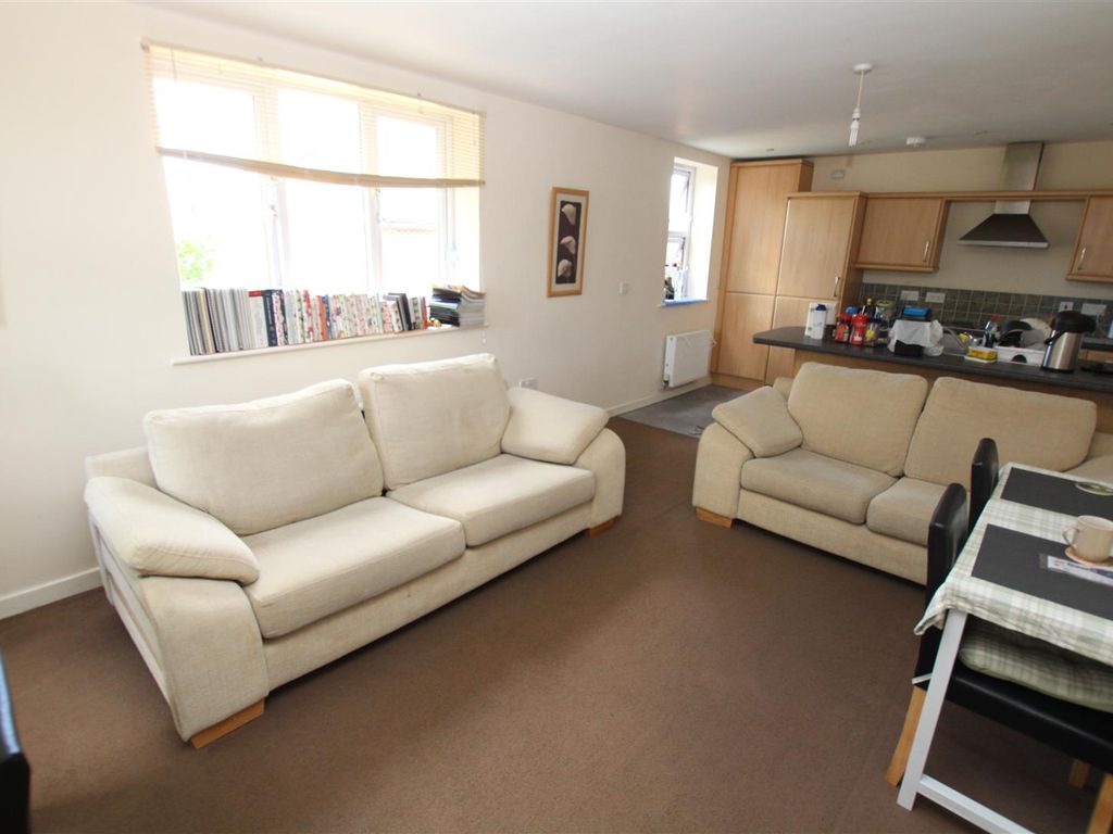 2 bed flat to rent in Marton Road, Middlesbrough TS4, £575 pcm Zoopla