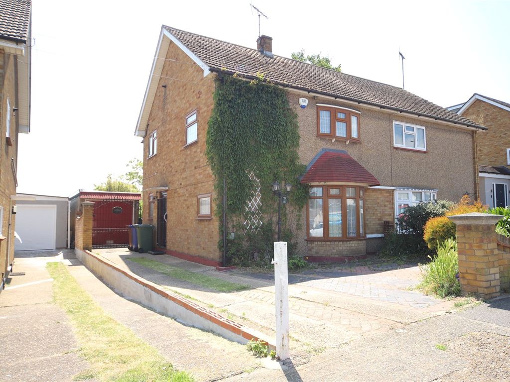 3 bed semidetached house for sale in Digby Road, Corringham, Stanford