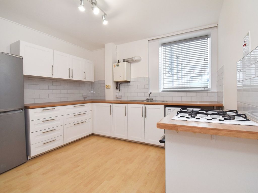 2 bed flat for sale in Wellington Close, WaltonOnThames KT12 Zoopla