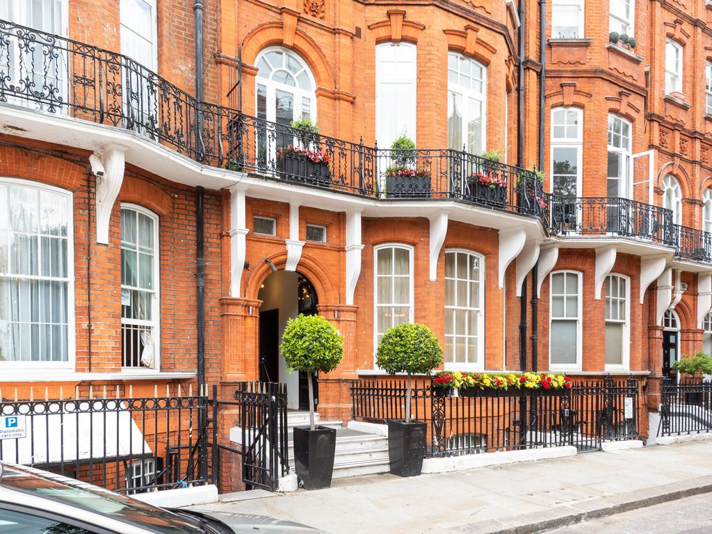3 bed flat for sale in Kensington Court Gardens, London W8 Zoopla