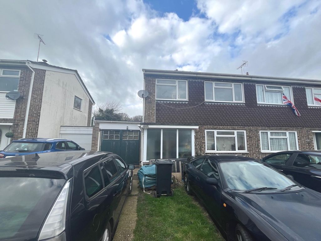3 bed semidetached house for sale in Flatford Drive, ClactonOnSea