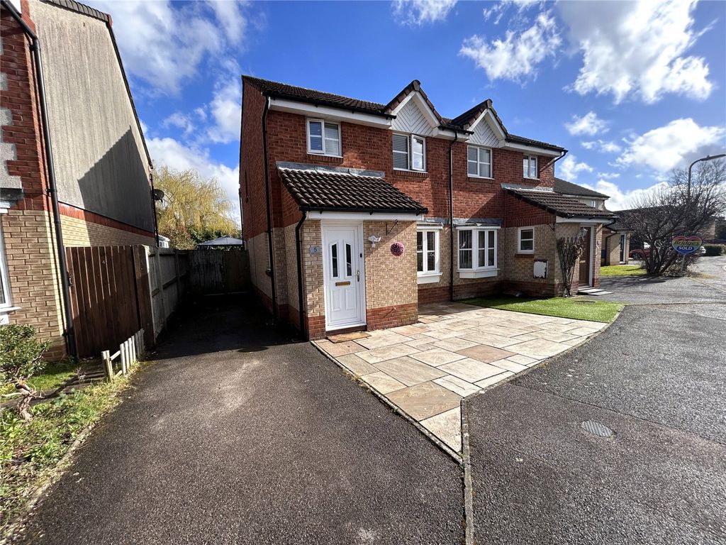 3 bed semidetached house for sale in Bryce Gardens, Aldershot