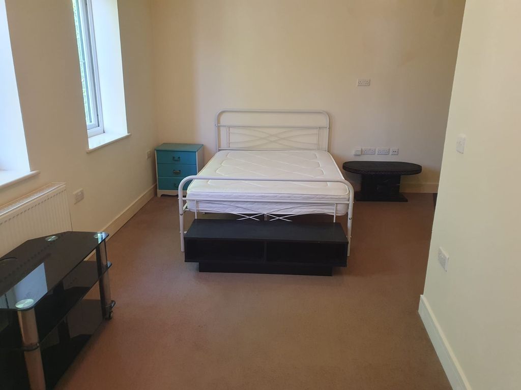 Studio to rent in Athelstan Road, Romford RM3, £1,200 pcm Zoopla