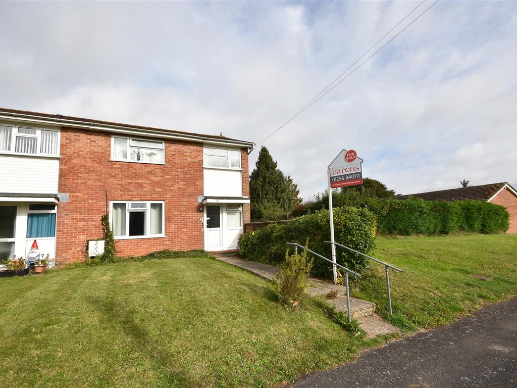 3 bed end terrace house for sale in Pond Close, Overton, Basingstoke