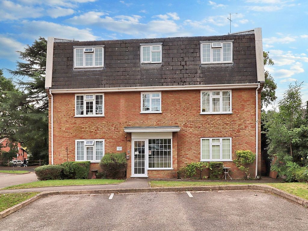 1 bed flat for sale in Woking, Surrey GU22, £230,000 Zoopla