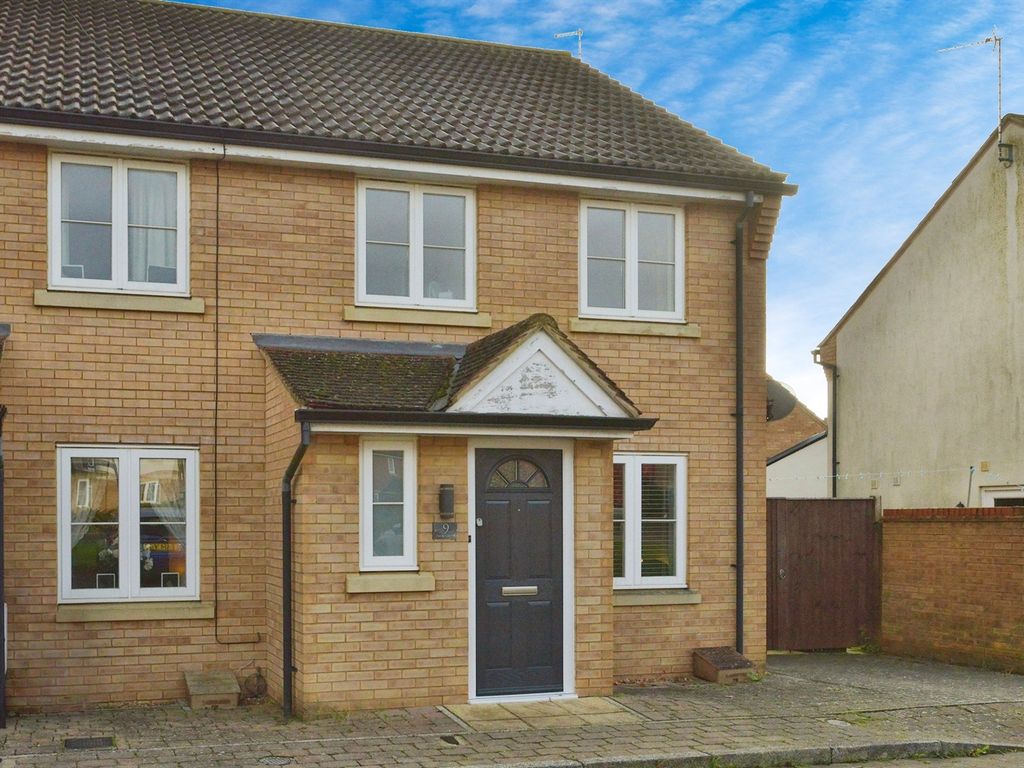3 bed end terrace house for sale in Davis Grove, Oxley Park, Milton