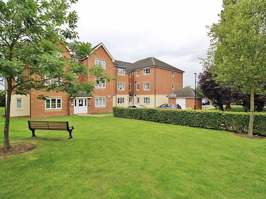 2 bed flat to rent in Eaton Way, Borehamwood WD6, £1,450 pcm Zoopla