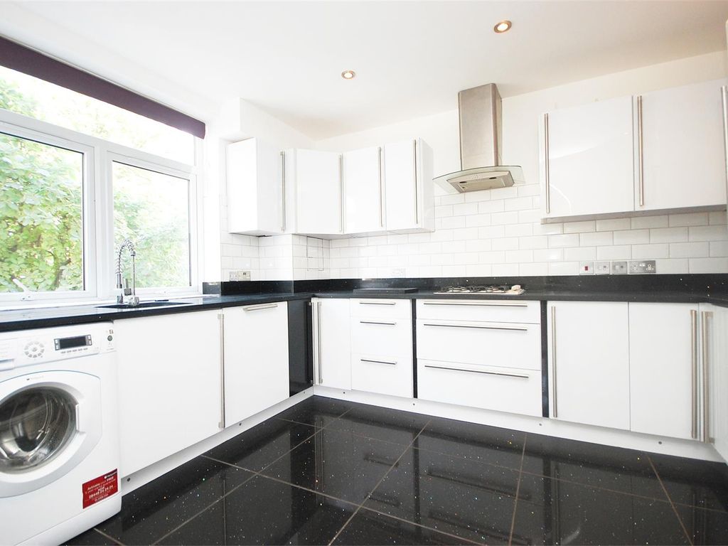 2 bed flat to rent in High Street, Hampton Hill, Hampton TW12, £1,750