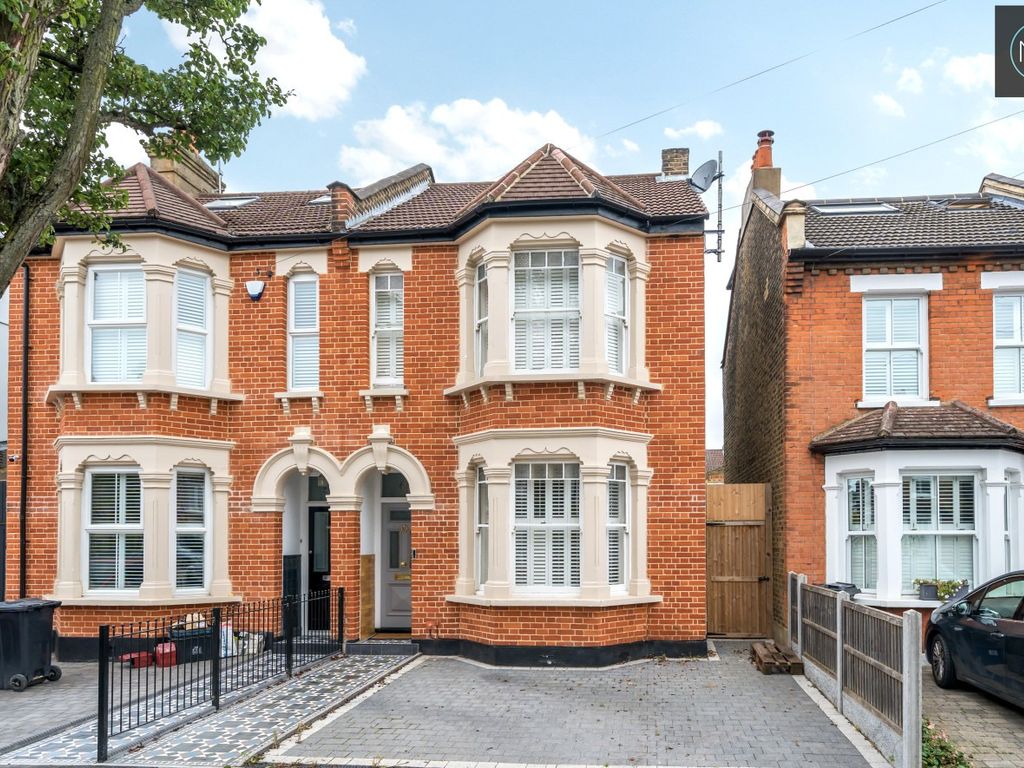 3 bed semidetached house for sale in Carnarvon Road, South Woodford