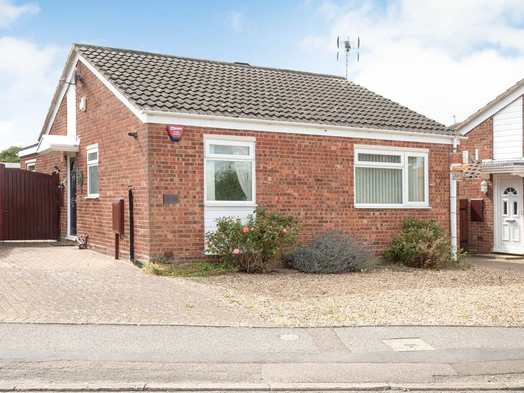 2 bed detached bungalow for sale in Eastfield Drive, Hanslope, Milton