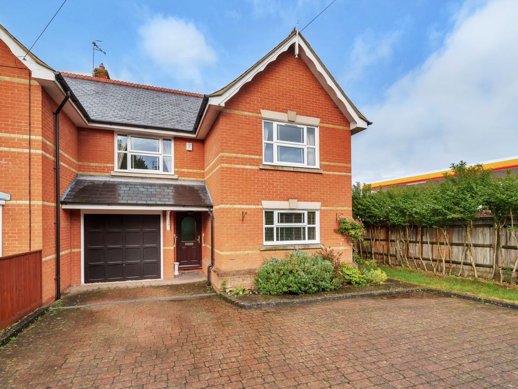 3 bed semidetached house for sale in Reading Road, HenleyOnThames, Oxfordshire RG9, £900,000
