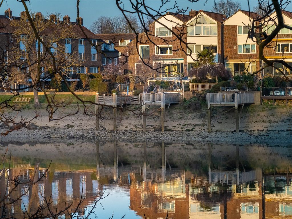 3 bed end terrace house for sale in Chiswick Staithe, Hartington Road