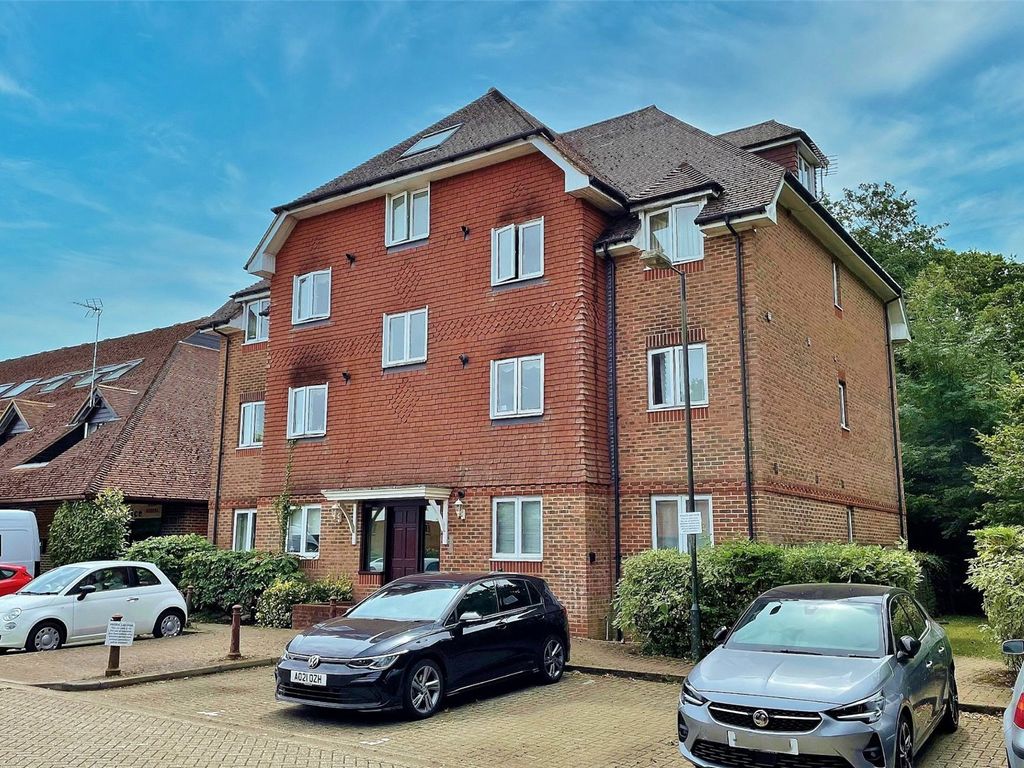2 bed flat for sale in Maidenbower Square, Maidenbower, Crawley, West Sussex RH10, £230,000 Zoopla