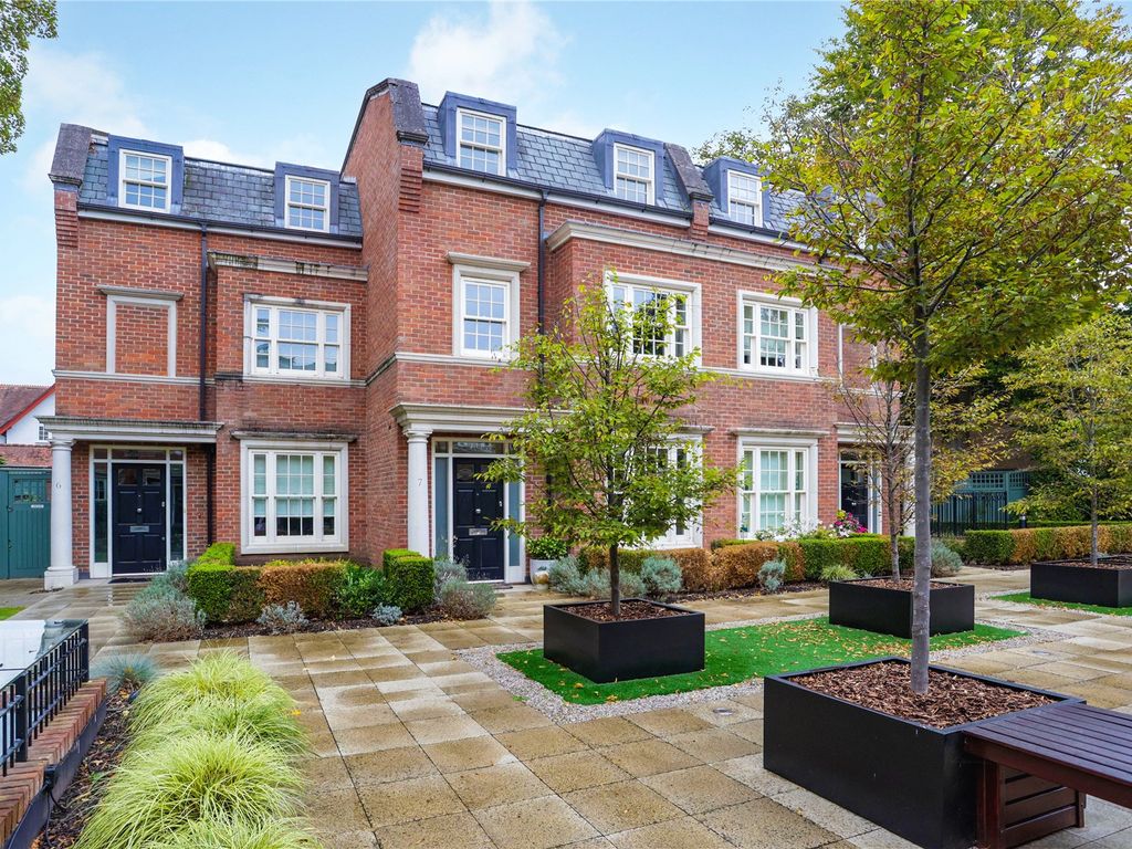 Warrenhurst Gardens, Weybridge KT13  