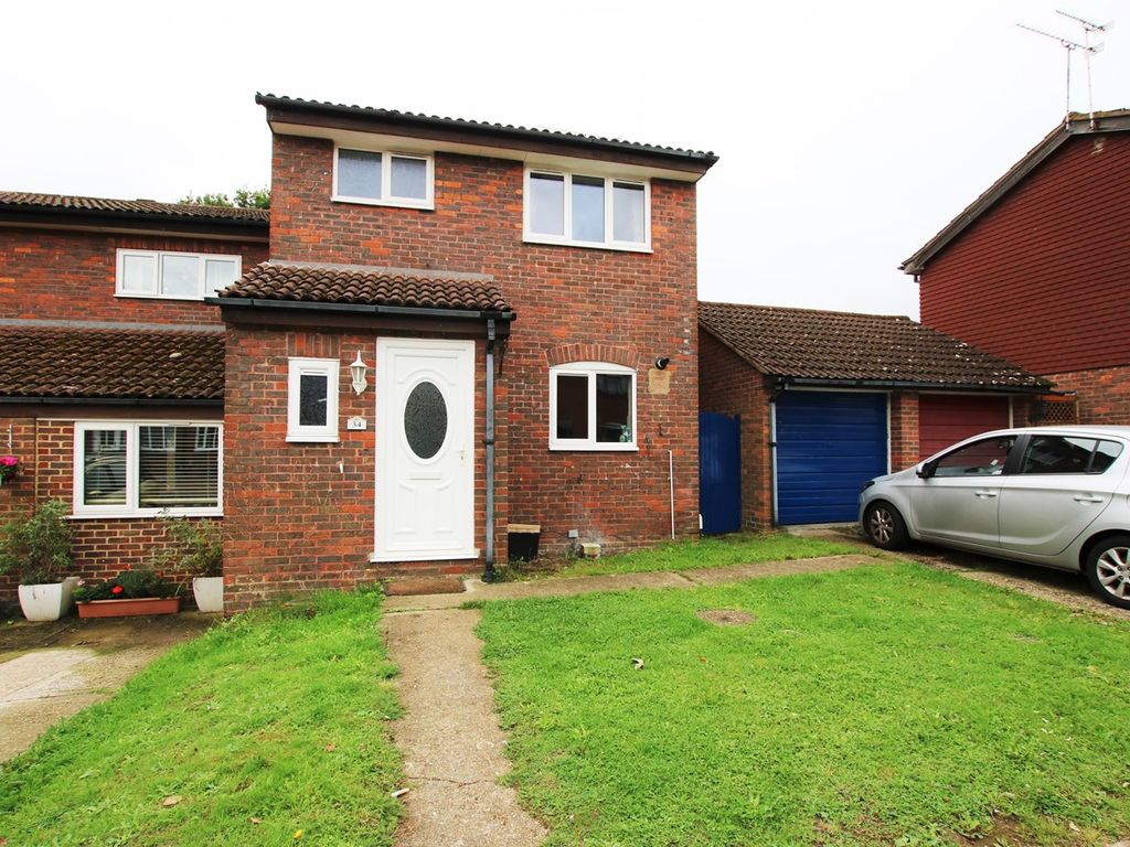 3 bed semidetached house to rent in Tamar Way, Woosehill, Wokingham