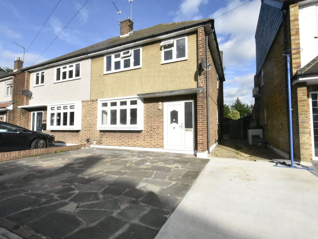 3 bed semidetached house for sale in Oxley Close, Gidea Park, Romford