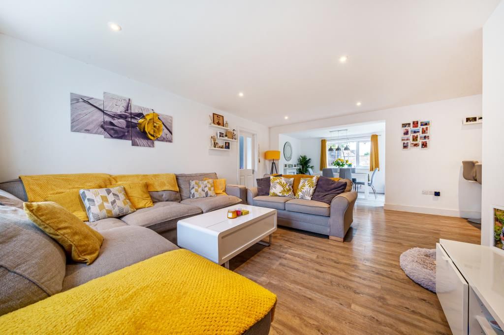 5 bed linkdetached house to rent in Carterton, Oxfordshire OX18, £