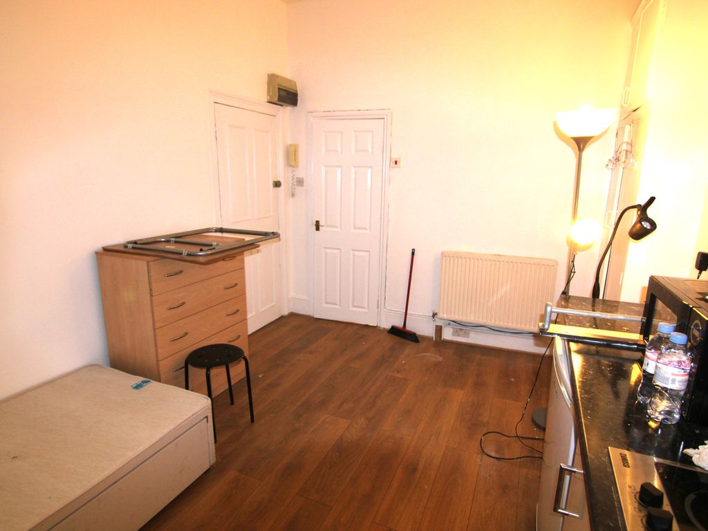Studio to rent in Oakley Square, Camden NW1 Zoopla