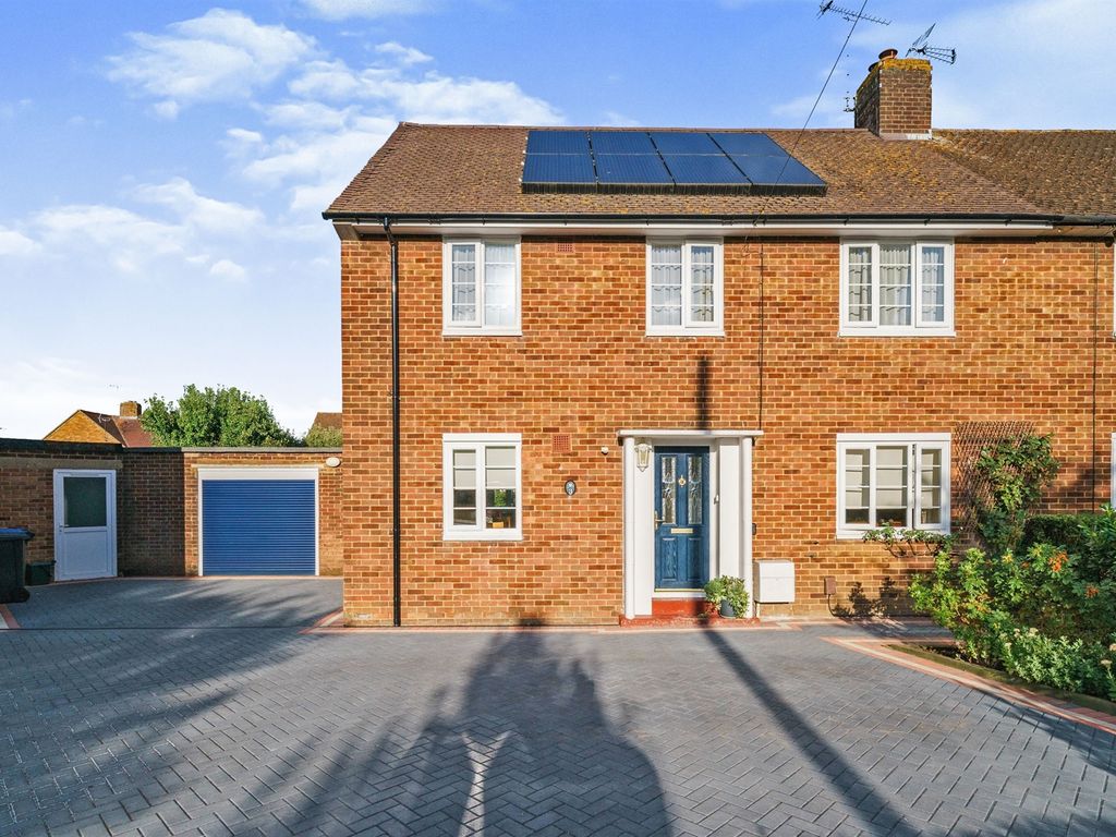 4 bed semidetached house for sale in Raymonds Close, Welwyn Garden