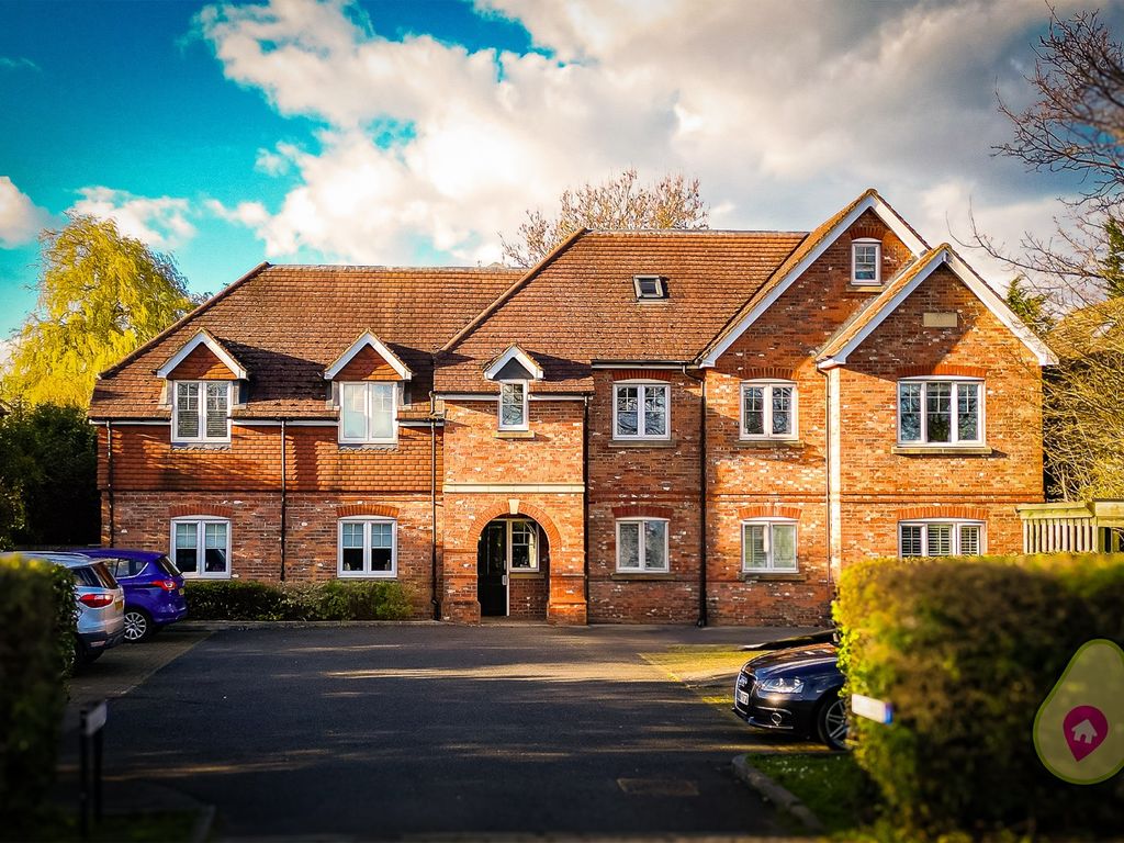 2 bed flat for sale in Forest Road, Binfield, Bracknell, Berkshire RG42