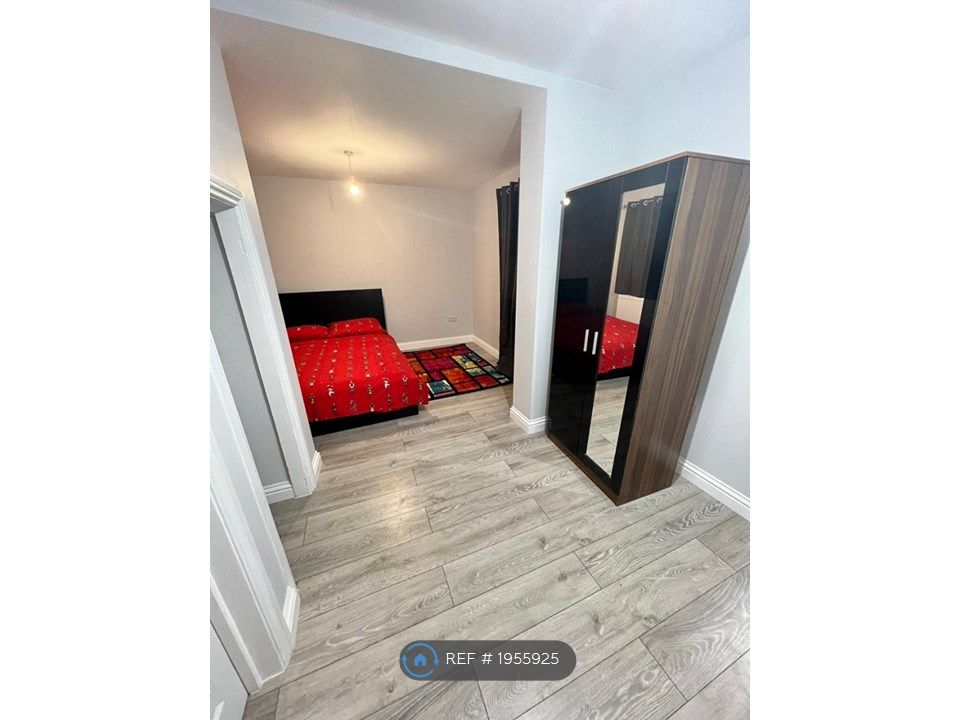 Studio to rent in St Leonards Gardens, Hounslow TW5, £1,050 pcm Zoopla
