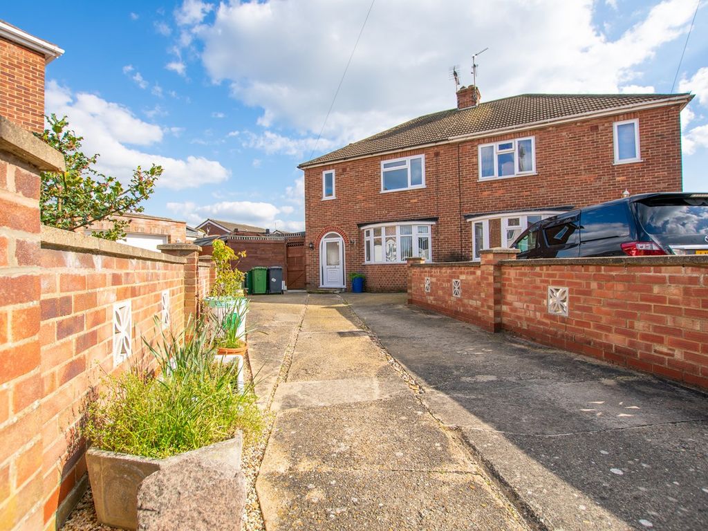 3 bed semidetached house for sale in Andrea Close, Stanground