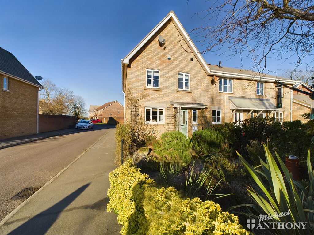3 bed end terrace house for sale in Windsor Road, Pitstone, Leighton