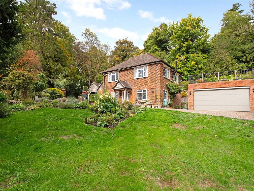 3 bed detached house for sale in Park Ley Road, Woldingham, Caterham