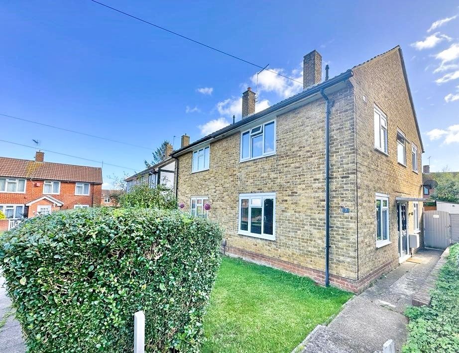 3 bed semidetached house for sale in Lyminge Close, Gillingham ME8, £