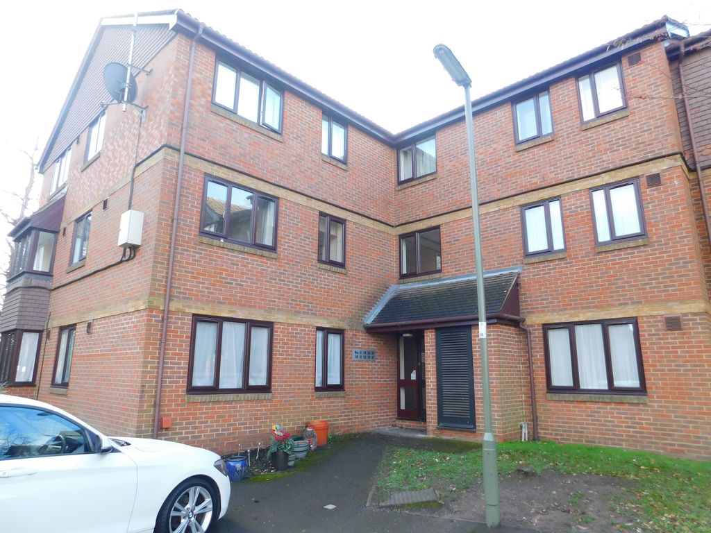 2 bed flat for sale in Dutch Barn Close, Stanwell TW19, £230,000 Zoopla