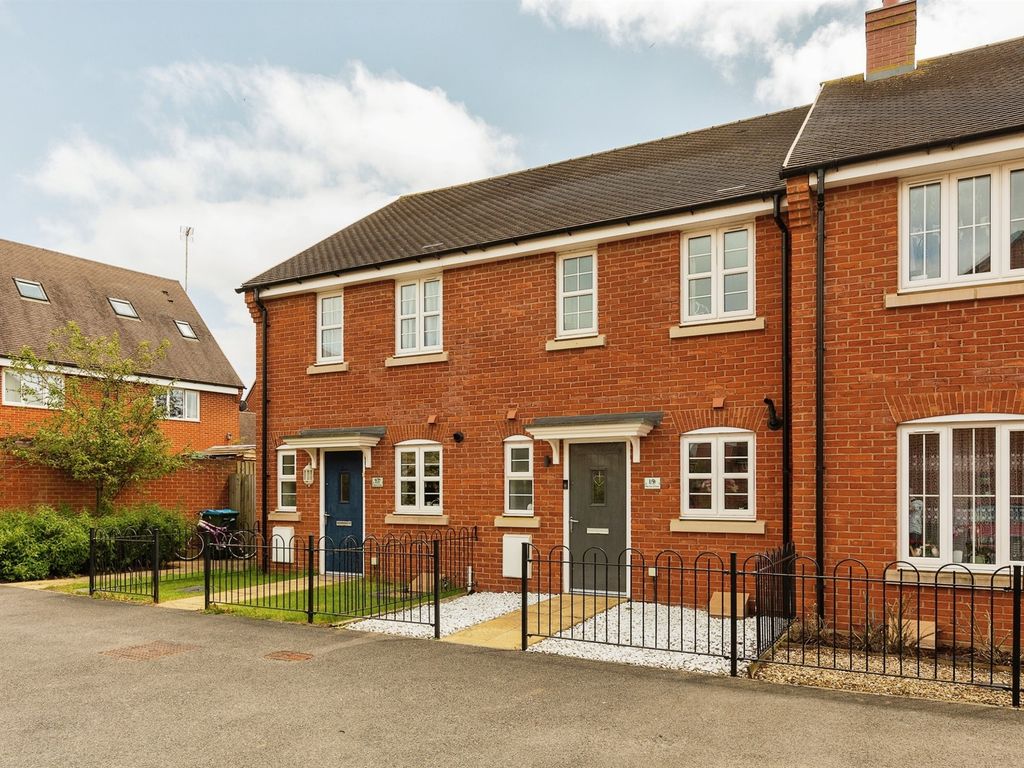2 bed terraced house for sale in Merton Close, Berryfields, Aylesbury